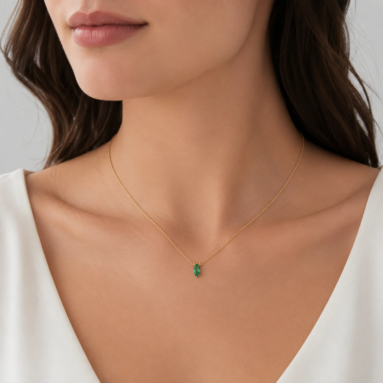 Colar Celeste em ouro amarelo 18k sendo usado